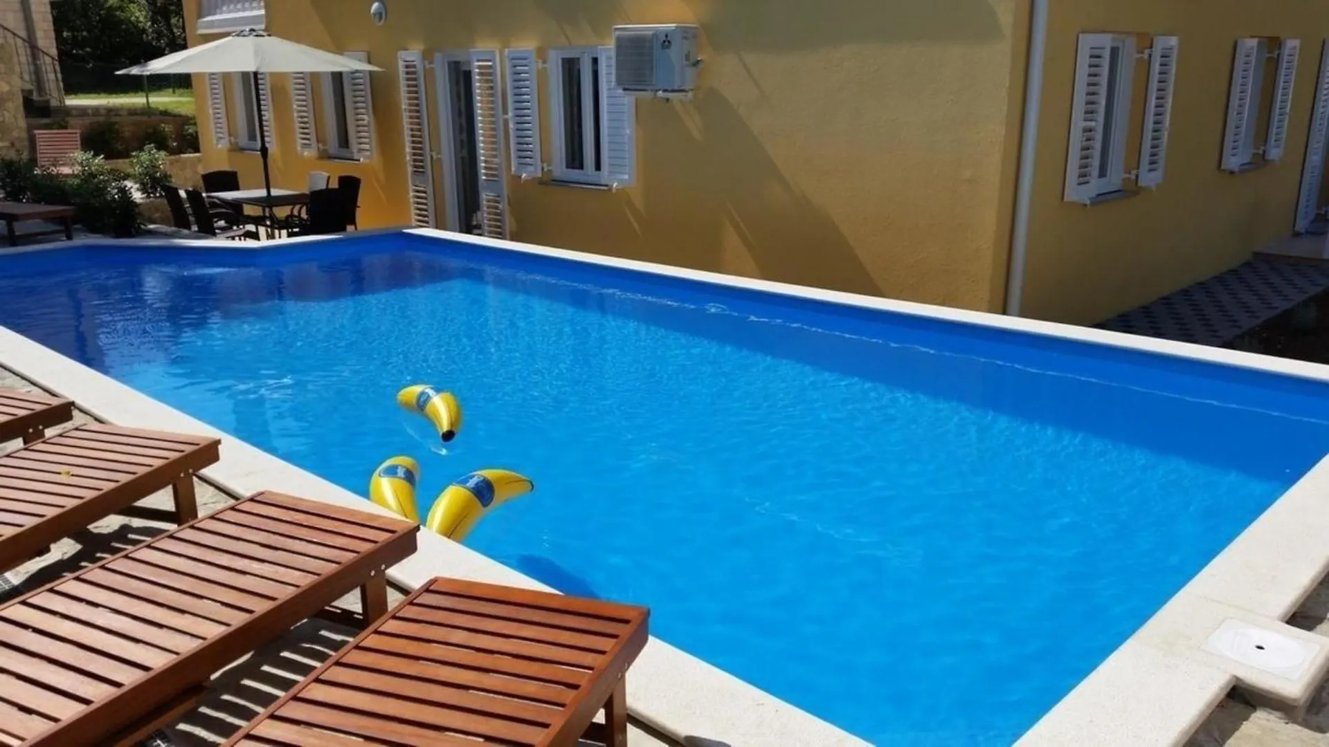 Modern Eingerichtete Apartment Fuer 4 Personen In Einem Haus Mit Mehrere Apartments Und Mit Pool Baška