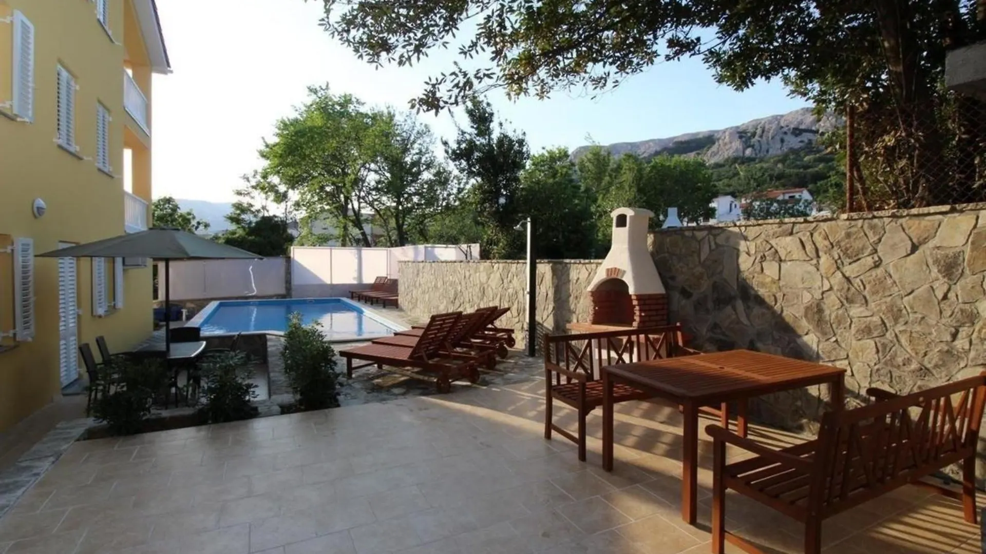 Modern Eingerichtete Apartment Fuer 4 Personen In Einem Haus Mit Mehrere Apartments Und Mit Pool Baška
